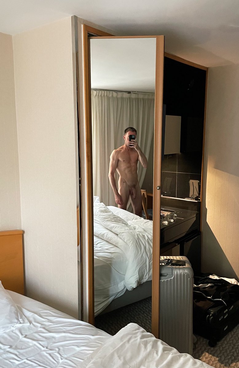 Hi guys ! RT if you wanna join me in my bed 😈