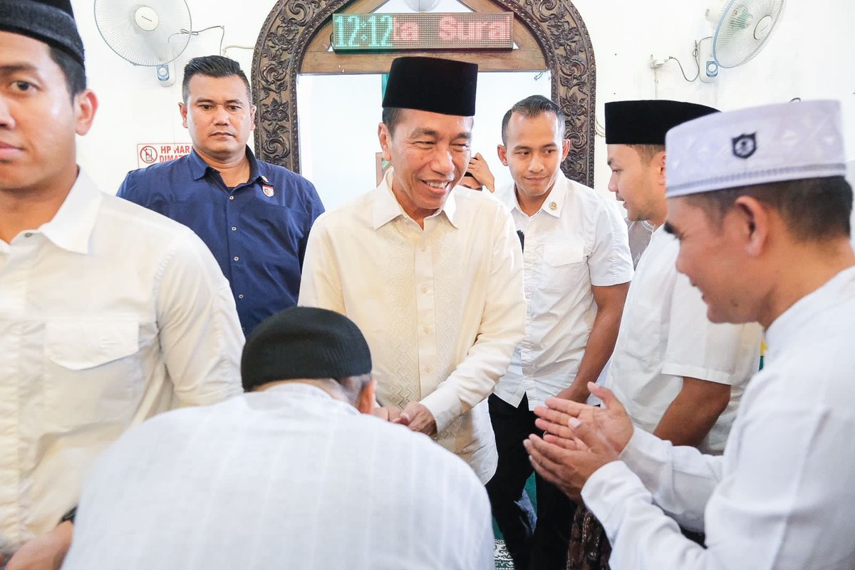 jokowi's tweet image. Kali ini, saya menunaikan salat jumat di Masjid Al Wustho Mangkunegaran bersama masyarakat sekitar. Semoga Solo selalu menjadi kota yang aman dan nyaman.