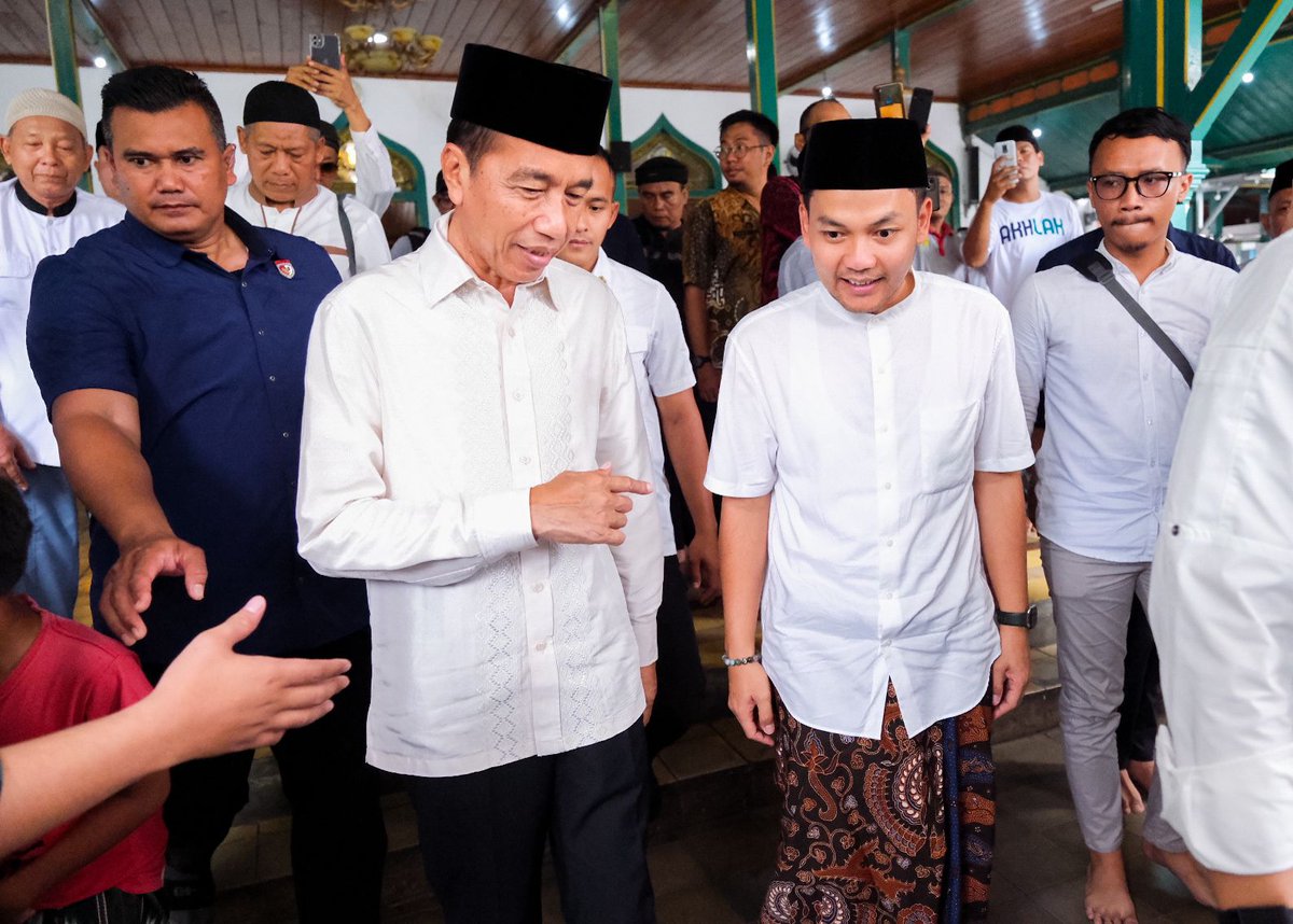 jokowi's tweet image. Kali ini, saya menunaikan salat jumat di Masjid Al Wustho Mangkunegaran bersama masyarakat sekitar. Semoga Solo selalu menjadi kota yang aman dan nyaman.