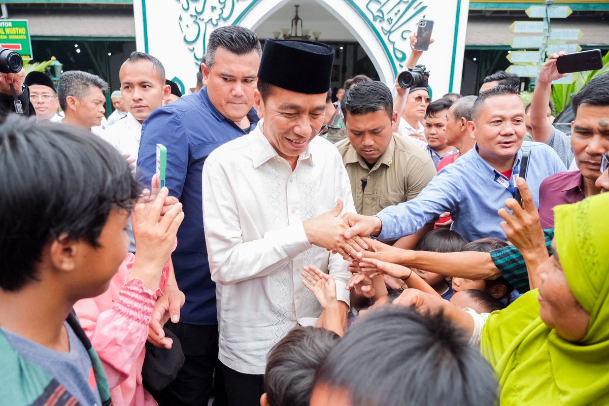 Kali ini, saya menunaikan salat jumat di Masjid Al Wustho Mangkunegaran bersama masyarakat sekitar. Semoga Solo selalu menjadi kota yang aman dan nyaman.