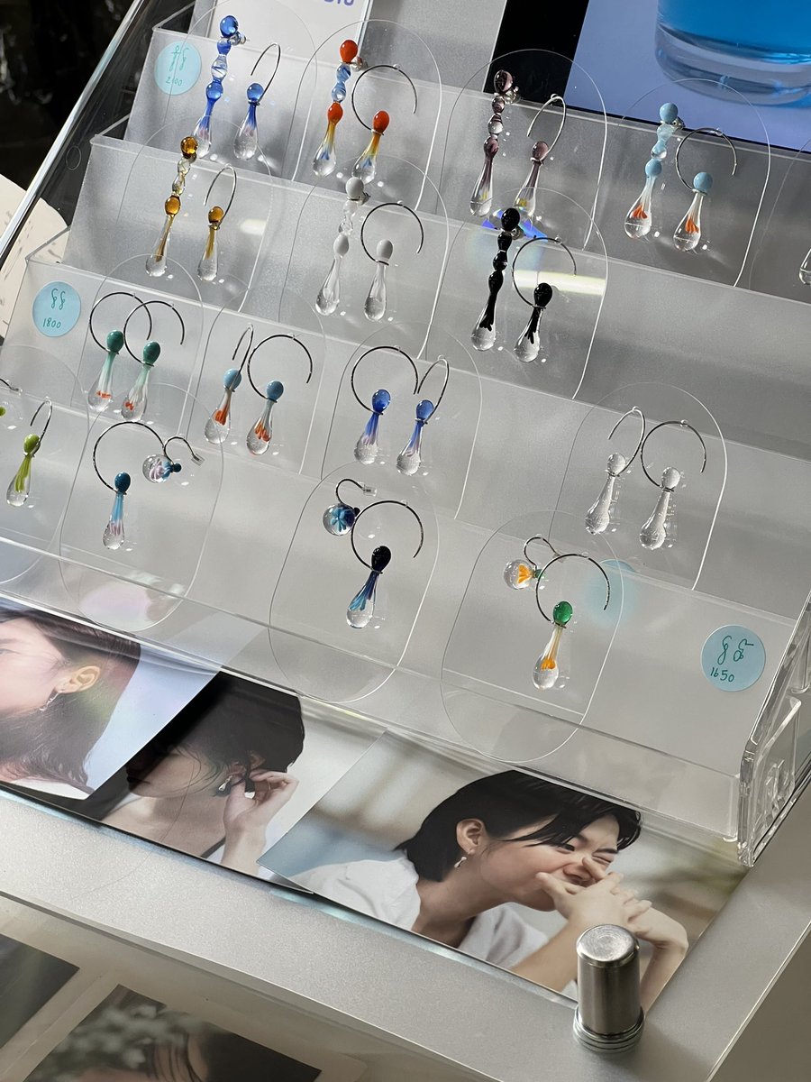 peetistudio's tweet photo. บูธเอิทอยู่ด้านในสุด ข้างดีเจเลยค่ะ🥰
แวะมาโหวตลายลูกปัดที่ชอบกันได้นะๆ😆
ปล ลูกปัดชิ้นหน้าสุดมีเจ้าของแล้วนะคะ😉#MagicComboNightMarket https://t.co/9ShN6Tu7Pa