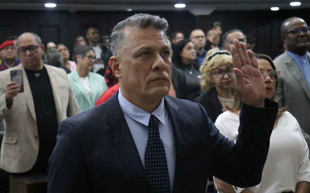 🟥Este jueves, a la salida de su juramentación, el nuevo Contralor General de la República  Gustavo Vizcaíno recalcó que su reto es hacer una gestión que se base en la educación del pueblo de las comunas.

venezuela-news.com/gustavo-vizcai…