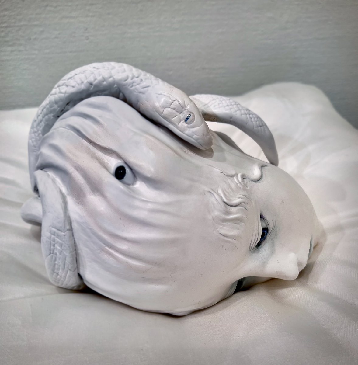 メドゥーサは元々とっても美少女だったそうで、せめて落とされた首は元の美しい顔にもどったらよかったのにと思い、かわいい顔にしました。ペガサスは首から産まれたというお話の他に斬首の飛び散った血から、または胴体の切り口から産まれたなど諸説あります。柴田悦子画廊「バロキスム変幻」展より