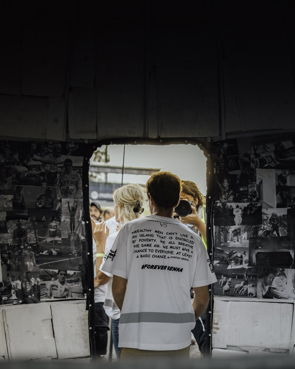 F1's tweet photo. A special moment 😍

Sebastian Vettel brings the grid together to celebrate the legacy of Ayrton Senna ahead of the Sao Paulo Grand Prix weekend 💛💚

#F1 #BrazilGP https://t.co/Odwr1TsAsi