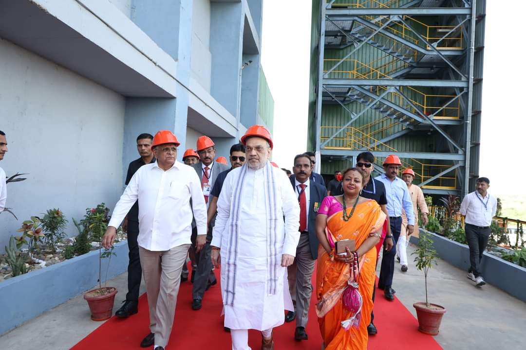 irushikeshpatel's tweet photo. અમદાવાદ મ્યુનિસિપલ કોર્પોરેશન દ્વારા ગુજરાતના સૌથી મોટા દૈનિક ૧૦૦૦ મેટ્રિક ટન મ્યુનિસિપલ સોલીડ વેસ્ટમાંથી ૧૫ મેગા વૉટ ક્ષમતાના પી.પી.પી. મૉડલ આધારિત "વેસ્ટ ટુ એનર્જી પ્લાન્ટ"નું કેન્દ્રીય ગૃહ અને સહકારિતા મંત્રી શ્રી @AmitShah સાહેબ દ્વારા માનનીય મુખ્યમંત્રી શ્રી @Bhupendrapbjp જીની ઉપસ્થિતિમાં પ્રારંભ કરવામાં આવ્યો.

આ પ્લાન્ટથી મ્યુનિસિપલ સોલીડ વેસ્ટમાંથી 65 TPH સ્ટીમ જનરેટ થશે સાથે જ ૧૫ મેગા વૉટ પ્રતિ કલાક વીજળી ઉત્પન્ન કરવામાં આવશે.

સ્વચ્છ ભારત મિશન અંતર્ગત કચરાનો નિકાલ તેમજ પર્યાવરણની સુરક્ષામાં વધારો થશે.