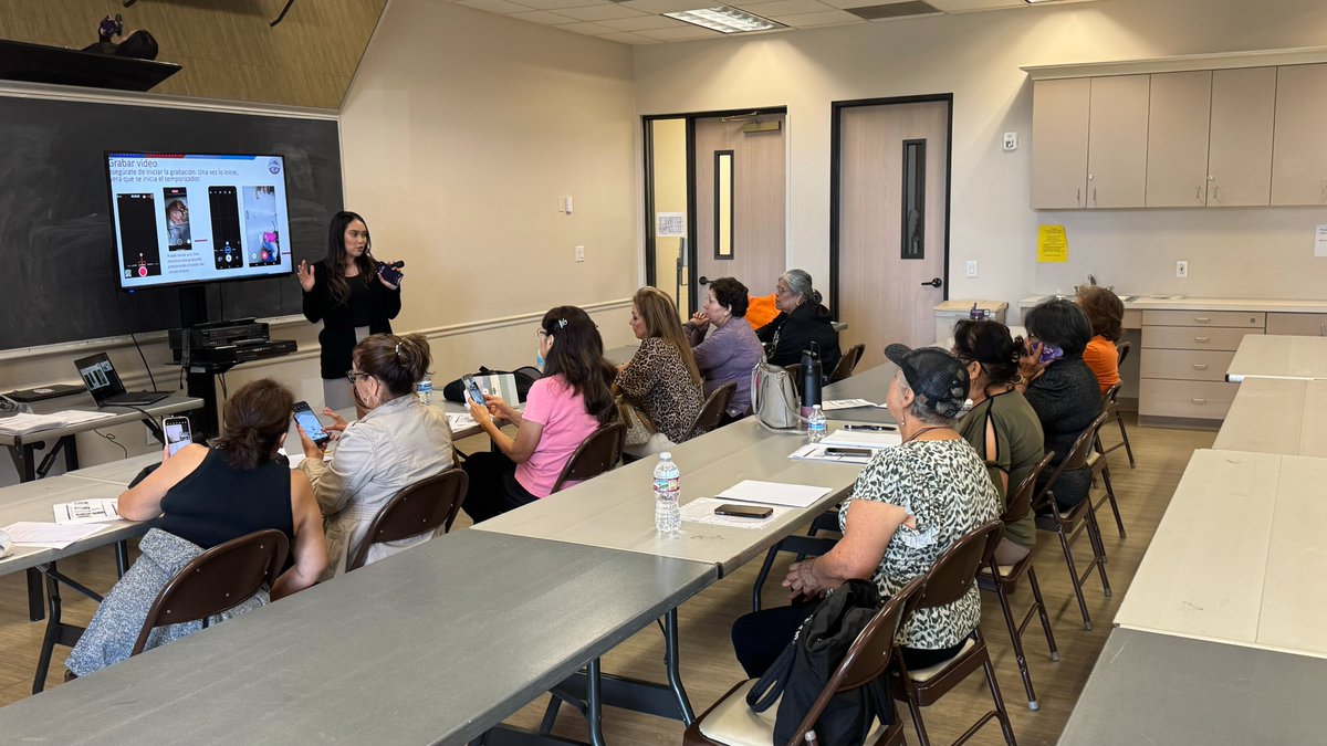 HCUS_TX's tweet image. Training Specialist Kassandra Segura visited @HarrisCoPct2 Mangum Howell Community Center to teach some of our Spanish speaking residents how to better navigate their smartphones and become more &quot;tech-fluent&quot;!
#SpanishSpeakers #TechLiteracy #DigitalLiteracy #HCUS