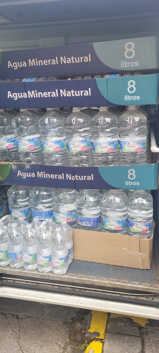 Laterrazadel10 siempre con el pueblo ,mas del mil botellas de agua de 8 litros recogidas esta mañana que irán rumbo a Valencia.
#Soloelpueblosalvaalpueblo #Laterrazadel10