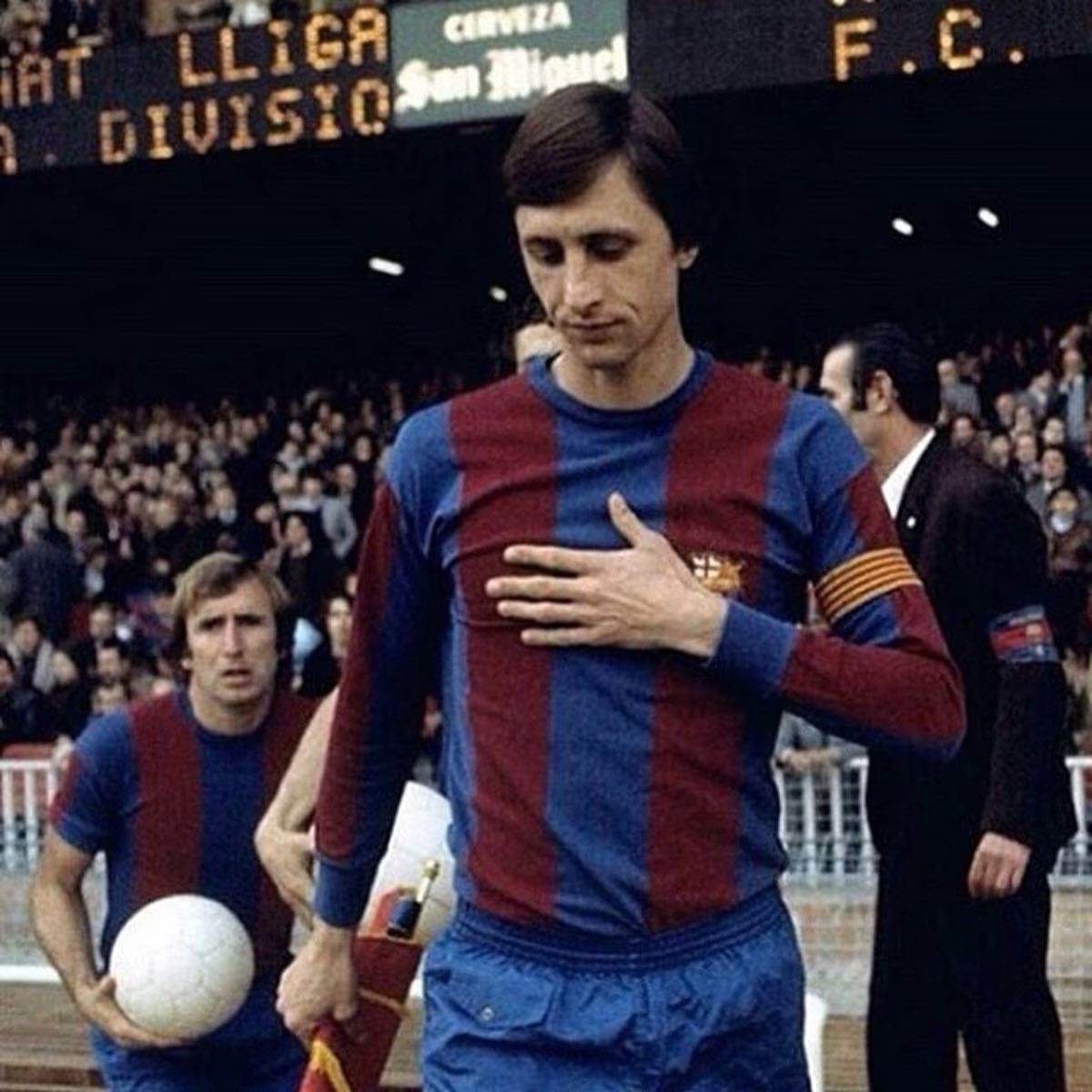 FcbAvr's tweet photo. Johan Cruyff es considerado uno de los mejores jugadores de la historia del fútbol. Sin embargo, su influencia no acabó cuando colgó las botas. Terminó convirtiéndose uno de los entrenadores más influyentes de los últimos 40 años. Aquí les dejo con algunos de sus mejores goles y momentos en su carrera.
[Hilo 🧵]