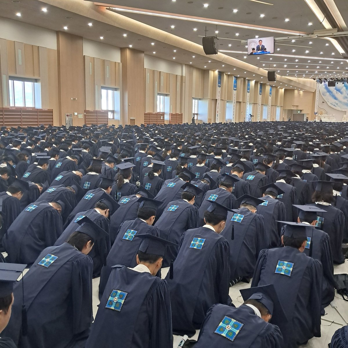 noahbrown19841's tweet photo. “Even if the dogs bark, the ‘Shincheonji Express Train’ goes on”, Pastor's Statement at 110,000 Graduation Ceremony
https://t.co/ReRRcG8lb1
#ShincheonjiChurch #Only1Year #ManHeeLee https://t.co/2pkqD0JQF5