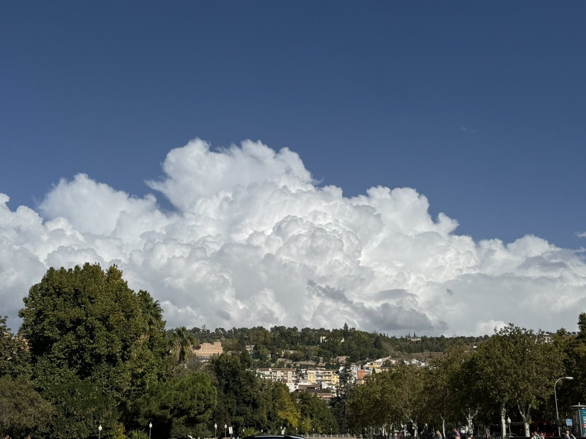 Asvogra's tweet photo. Deberíamos estar atentos e ir observando la evolución de esas nubes ☁️ sobre la cabecera del Río #Darro en dirección a la Comarca de #Guadix y del #Marquesado
@AEMET_Andalucia
@VOSTandalucia
@EmergenciasGRX https://t.co/y6hKoqiEWt