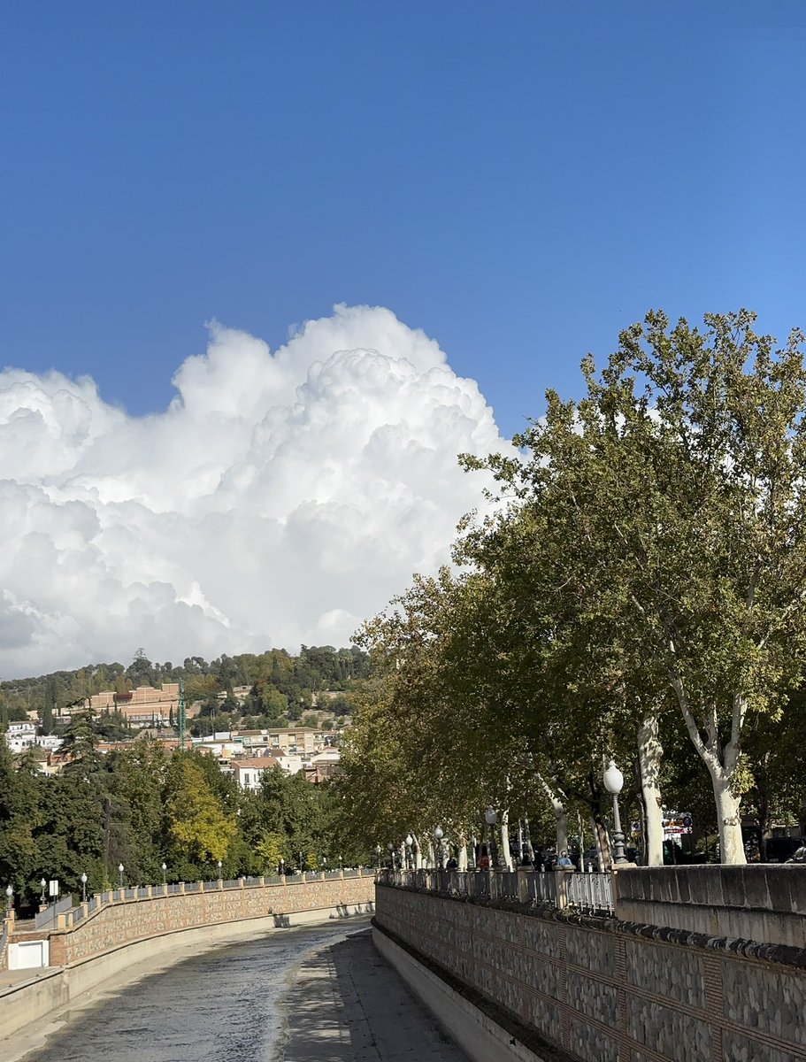 Asvogra's tweet photo. Deberíamos estar atentos e ir observando la evolución de esas nubes ☁️ sobre la cabecera del Río #Darro en dirección a la Comarca de #Guadix y del #Marquesado
@AEMET_Andalucia
@VOSTandalucia
@EmergenciasGRX https://t.co/y6hKoqiEWt