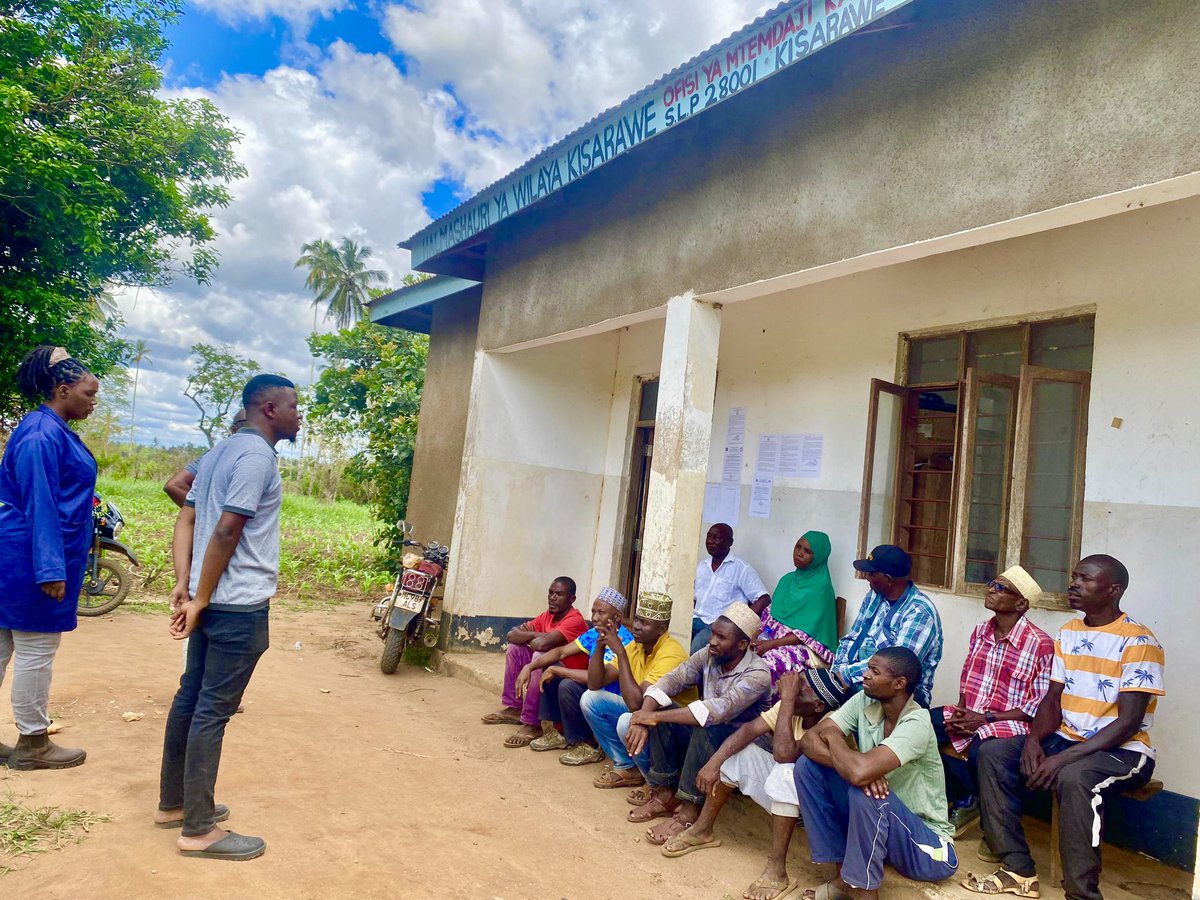 TPHPA_Official's tweet photo. TPHPA yafika Kisarawe, Mkoani Pwani, kudhibiti baa la panya baada ya taarifa kutoka kwa Mkuu wa Wilaya, Mhe. Petro Magoti. Wakulima walipatiwa elimu na sumu za kuua panya, zilizotolewa bure. Zoezi hili linalenga kuboresha uzalishaji wa mazao na kuondoa kero hii kwa wakulima. https://t.co/5ztI4r3KMp