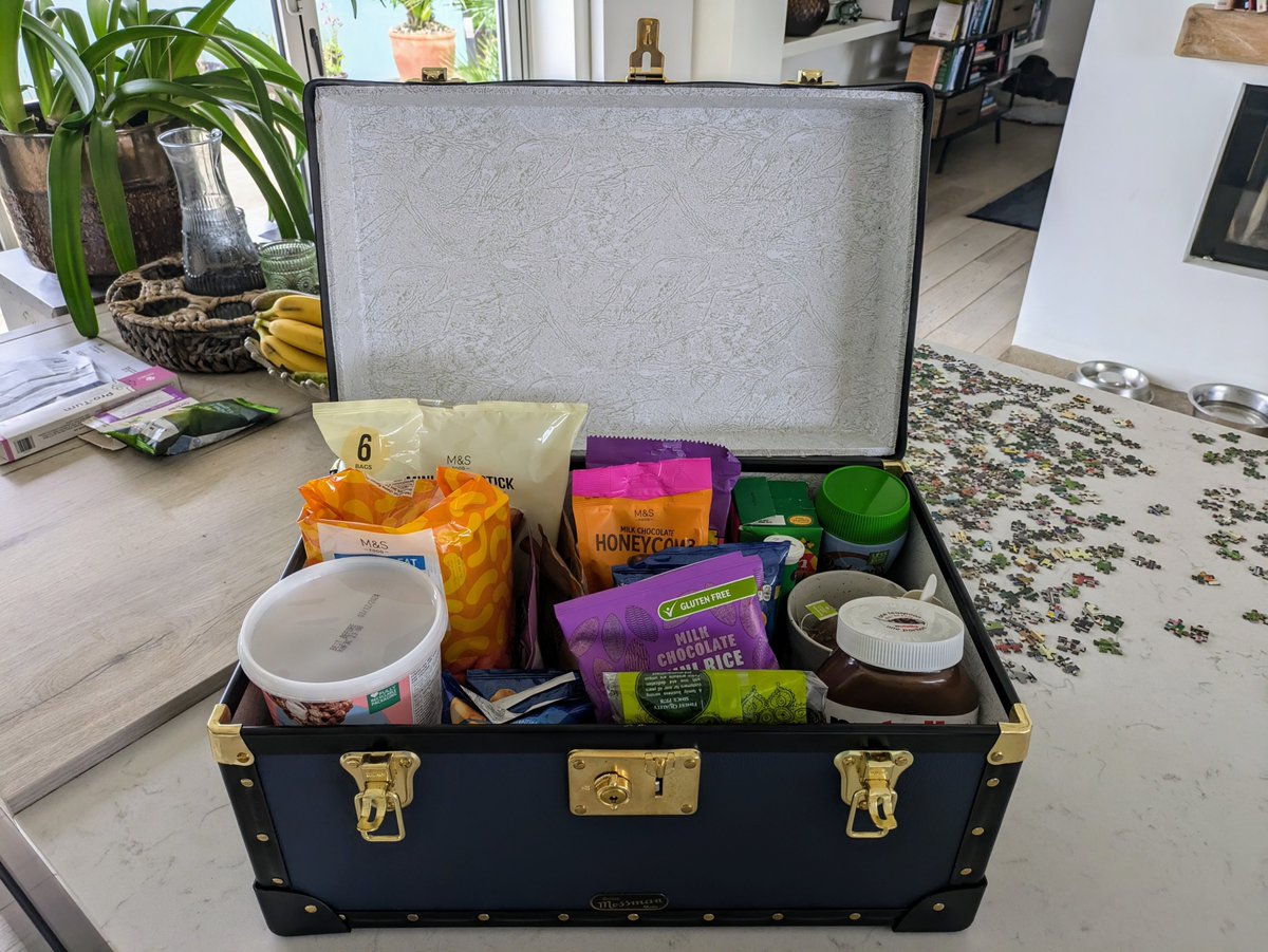 fionaricha48902's tweet photo. I do like the concept of a tuck box. It's very Billy Bunter. It's also a good way to squirrel away ultra processed foods from prying 👀!! This one even has a lock 😁
#FoodFunFriend #boxes #cases #storage #cupboard #biscuits #sweets https://t.co/sq4KZDYspS