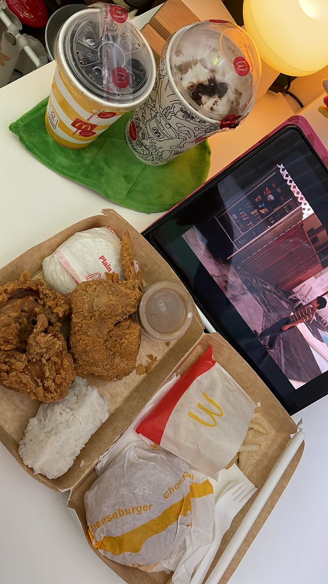 superroks's tweet photo. Stress eating era https://t.co/e5djMNut0m