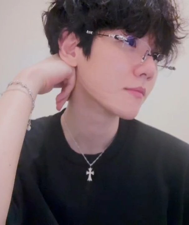 bbhsource's tweet photo. byun baekhyun 😫 https://t.co/ohqUDWvgjX