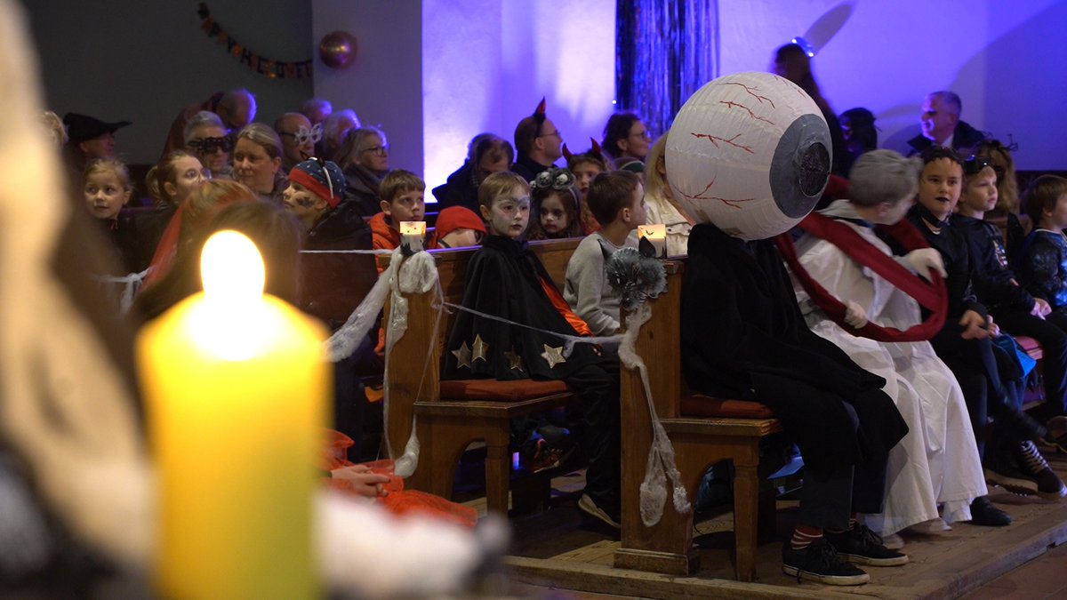 epd_news's tweet photo. Geister und Hexen in der Kirchenbank - Gemeinde in Nürnberg feiert gruseligen Reformationsgottesdienst #Halloween #Reformationstag #epdVideo https://t.co/JH6TlzbgPa https://t.co/c1DgZpjdFv