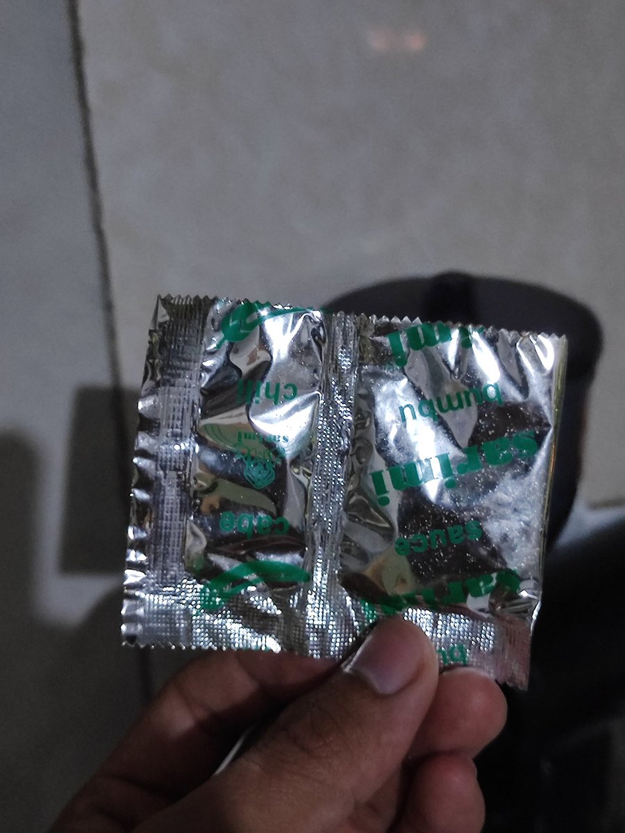 arifsaefudinn's tweet photo. @indofood mau bikin Sarimi isi 2 tapi bumbunya ketinggalan di pabrik. Mungkin settingan mesin packing bumbunya lagi tidak presisi. https://t.co/327TjlWzrR