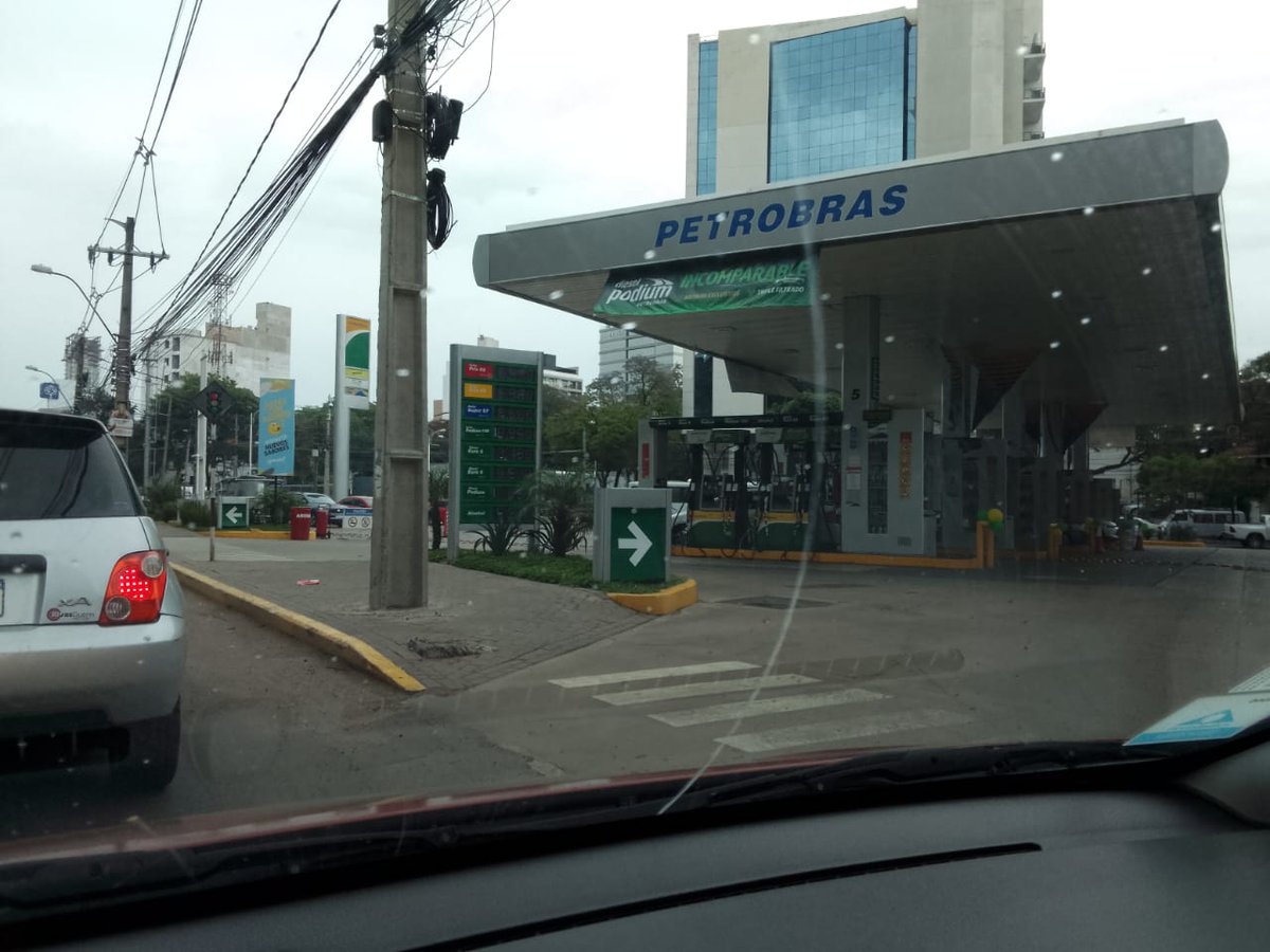 Estoy en Asunción, no hay filas, hay gasolineras en todo lado, como 20 empresas ofertantes. 
Si, no hay subvención, pero los precios de alimentos, ropa, bienes en general son más bajos, porque hay menos impuestos (la mitad de Bolivia) y hay mucho dólar.