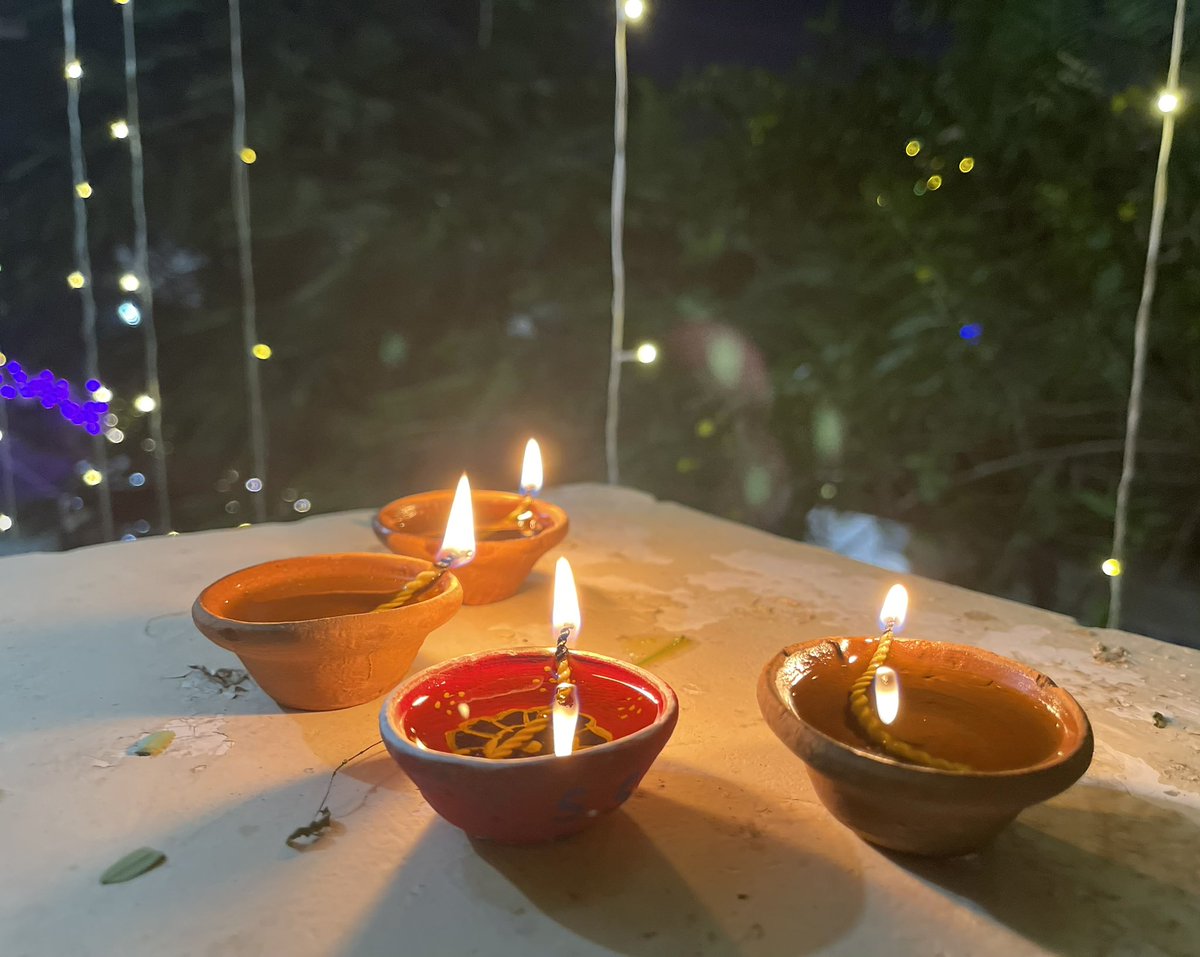 दीयों पर 
***********
[1]
हर दीया
अमावस से 
लड़ नहीं 
रहा होता है,
कह रहा 
होता है,
तुम्हारे साथ हूँ,
तुम्हारे अन्दर
अपनी 
सामर्थ्य भर 
उजाला 
भरता रहूँगा:
(तुम्हारा आभार)

[2]
प्रेम कहता है,
बोलो,
बात करो 
दीयों में 
तेल भरो-
लौ को 
ईंधन चाहिए,
जलते रहने 
के लिये। 

[3]
बाला भले