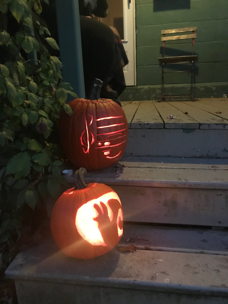 husband: I’m going to carve my pumpkin to show La Monte Young’s Composition 7, a seminal work of minimalist music that is haunting as it is beautiful 

me: I’m doing a snail. His name is Dort