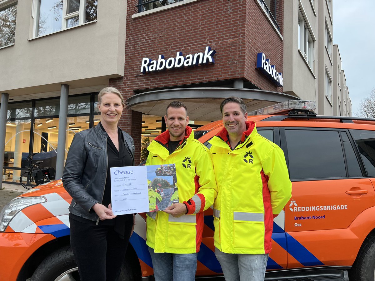 Rabobank Oss Bernheze heeft besloten de Reddingsbrigade Oss een bijdrage te leveren vanuit het coöperatiefonds van maar liefst €10.408 euro 🪙  Luuk en Jeffrey namen de cheque in ontvangst. 🥳

Deze bijdrage zal ten goede komen aan investeringen van materialen en materieel 🚓🚤