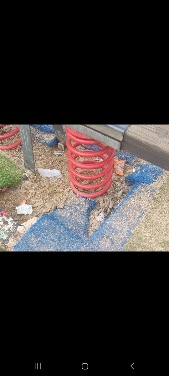 rosaledacanina's tweet photo. Señor @jlsanzalcalde @Ayto_Sevilla Así cuidan el Parque de la Rosaleda todos los incívicos a los que les habéis dado la razón quitándonos la zona de esparcimiento canino por tres veces. Nosotros éramos los únicos que cuidábamos y manteníamos nuestro zona siempre limpia. https://t.co/mnA5VxzohH