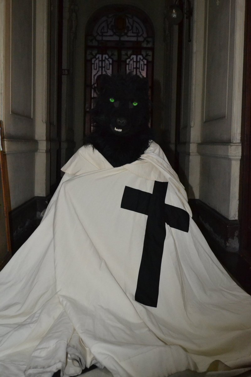 wolfang_schwarz's tweet photo. #fursuitFriday
#FursuitEveryday 
#furryWolf
#cloak
#medieval 
#WerewolfWednesday 
#faoladh
#cloak https://t.co/8Lf0tVcbCY