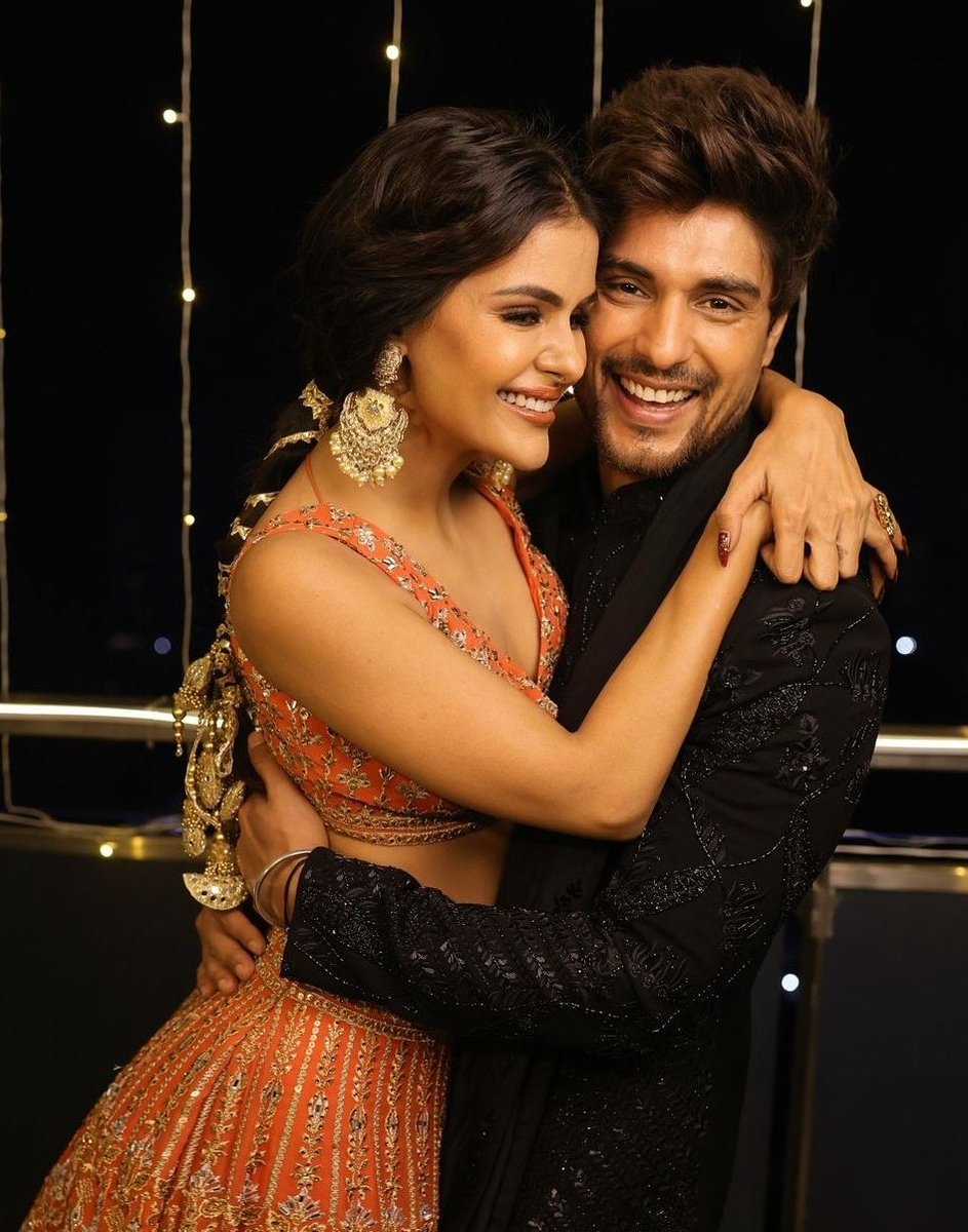 WOWSOME #PriyAnkit 

Teri baahon ke daramiyaan hum apna ghar basaenge..
Dil kee kundee aur dhadkan ke daravaajon se sajaenge..❤️🔥
                                                   Shree 

#PriyankaChaharChoudhary 
#AnkitGupta