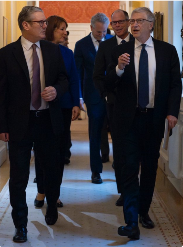 PWestoff's tweet photo. It was no mere coincidence that WEF apparatchik @Keir_Starmer and his Marxist Chancellor @RachelReevesMP just happened to host the world's largest farmland owner @BillGates and Blackrock CEO Larry Fink at Number 10 just days before the budget announcement. @JeremyClarkson https://t.co/pyka2Sz3RN