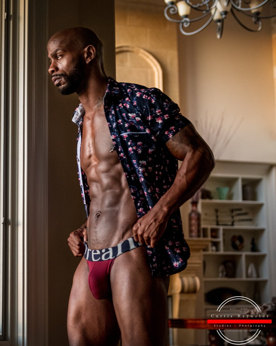 kingwolf08's tweet photo. It's November 1st. Bday is on 17th. Until then I'm gonna show how fine black men age. #41loading 👑👑👑 https://t.co/q3DMfgbx5n
