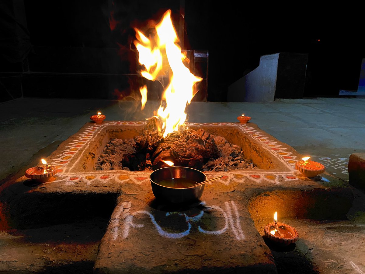 सरसिजनिलये सरोजहस्ते धवलतरांशुक गंधमाल्यशोभे।
भगवति हरिवल्लभे मनोज्ञे त्रिभुवनभूतिकरी प्रसीद मह्यम्‌॥