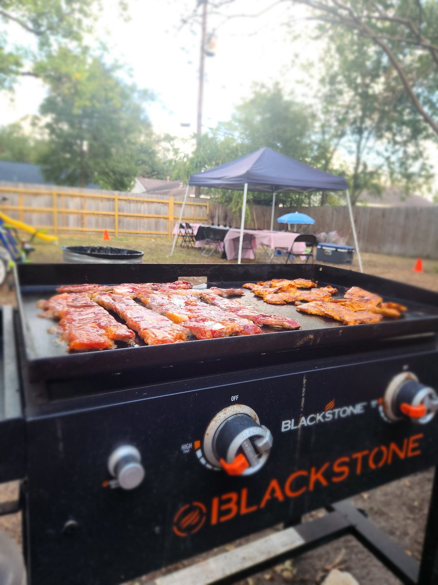 Only1Guzy_Man's tweet image. Just a small gathering #blackstone #family #backyardcooking