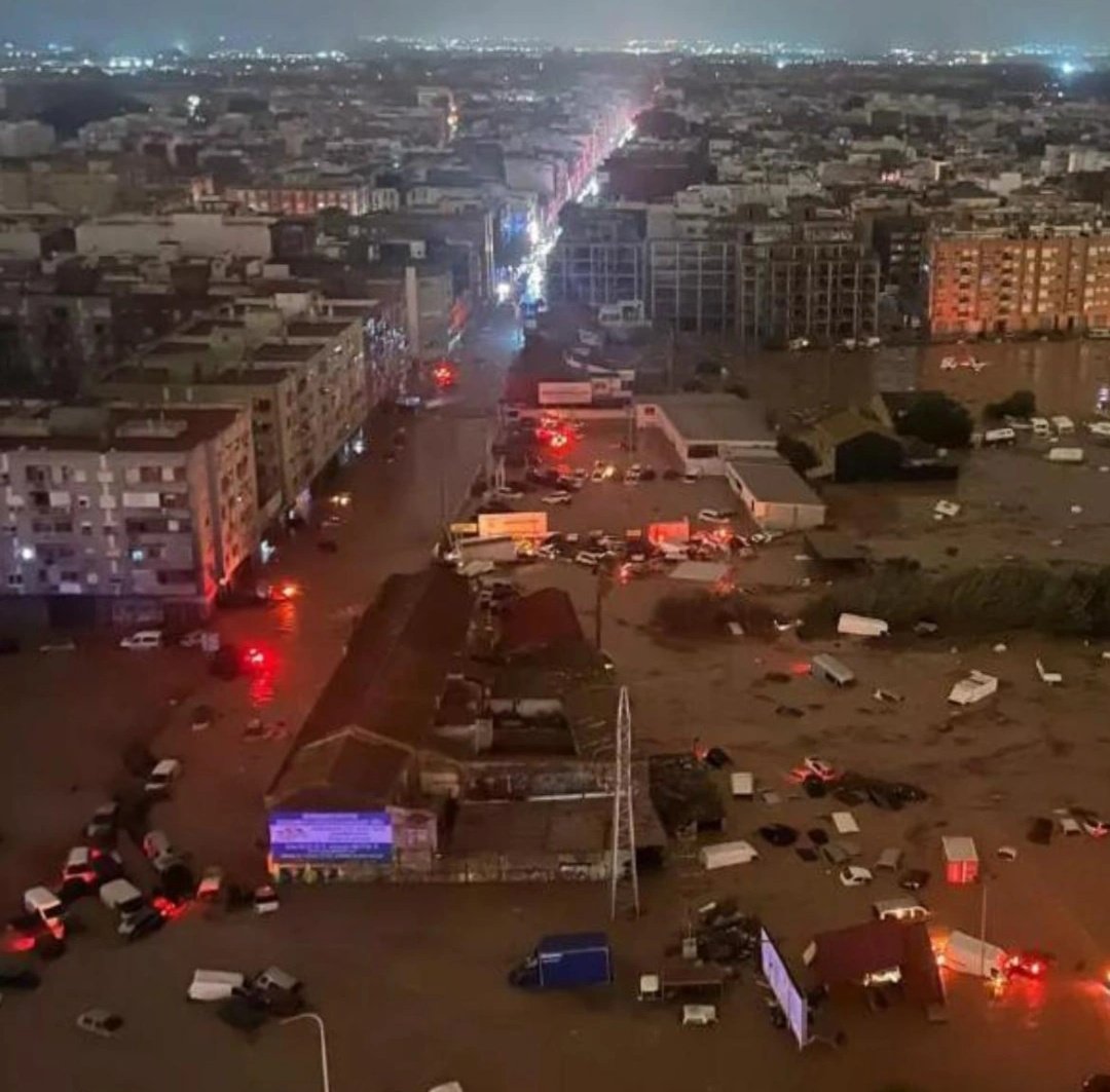 La tragèdia de la DANA ens fa veure la fragilitat humana i com ho podem perdre tot d'un dia per l'altra. 
Hi ha persones que han hagut de deixar la seva terra per guerres, desastres naturals i crisis econòmiques.
El futur és solidaritat entre pobles, no odi de l'extrema dreta.