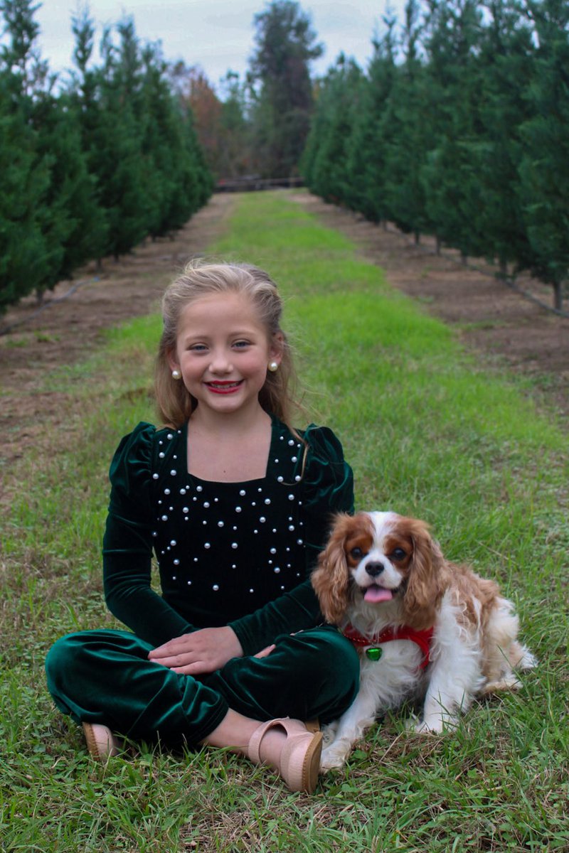 MiniSwiftieEve's tweet photo. @taylornation13 literally already planning our annual trip to our local #ChristmasTreeFarm https://t.co/sNBZiu7Xtv