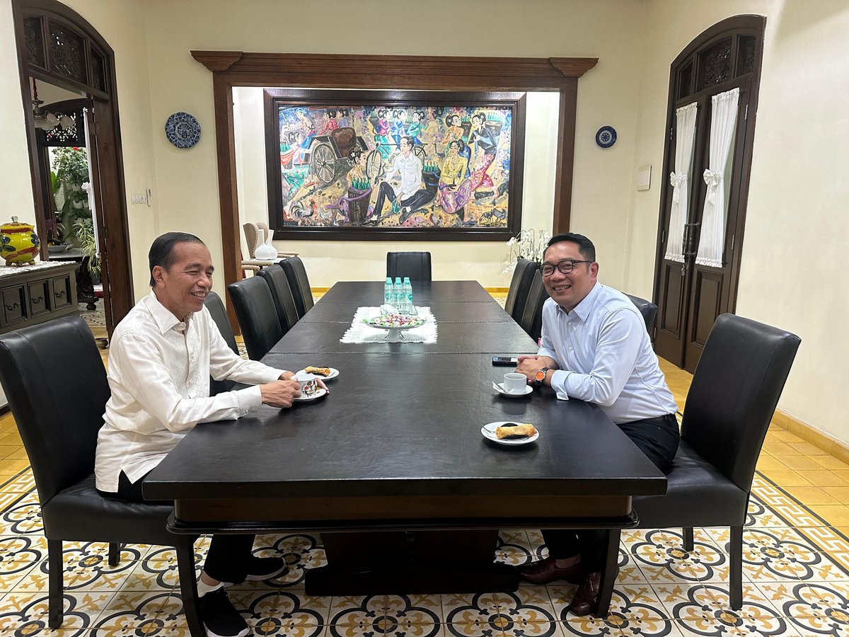 jokowi's tweet image. Saya kedatangan Bapak Ridwan Kamil Yang berkunjung ke kediaman. Menikmati siang dengan lapis bogor dari Pak Ridwan Kamil, sambil berbincang tentang Jakarta.
