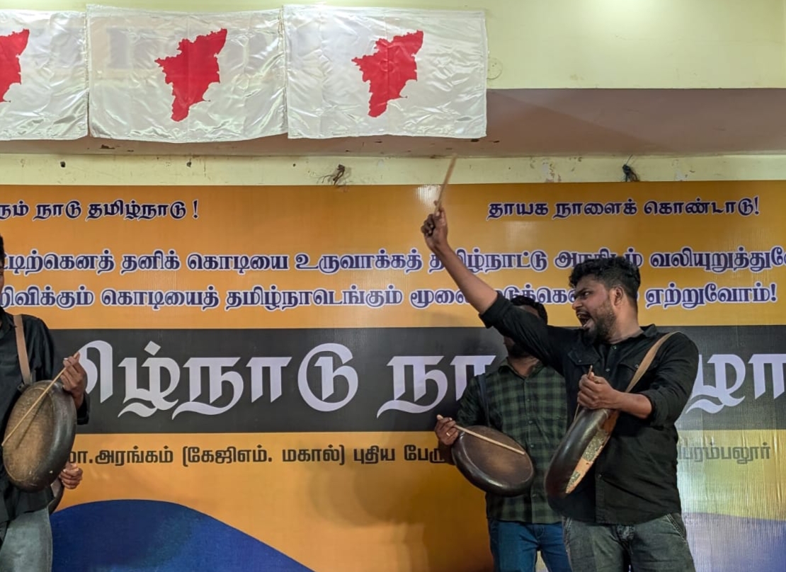 PAPMvmt's tweet photo. தமிழ்நாடு நாள் விழா
நவம்பர் - 1, ஒரு மாநில அரசாகத் தமிழ்நாடு உருக்கொண்ட நாள்...
கொண்டாடுவோம்...
தமிழ்நாட்டிற்கெனத் தனிக் கொடியை உருவாக்கத்
தமிழ்நாட்டு அரசிடம் வலியுறுத்துவோம்!
அரசு அறிவிக்கும் கொடியைத் தமிழ்நாடெங்கும்
மூளை முடுக்கெல்லாம் ஏற்றுவோம்!
#TamilnaduDay https://t.co/aoZUPSkFWR