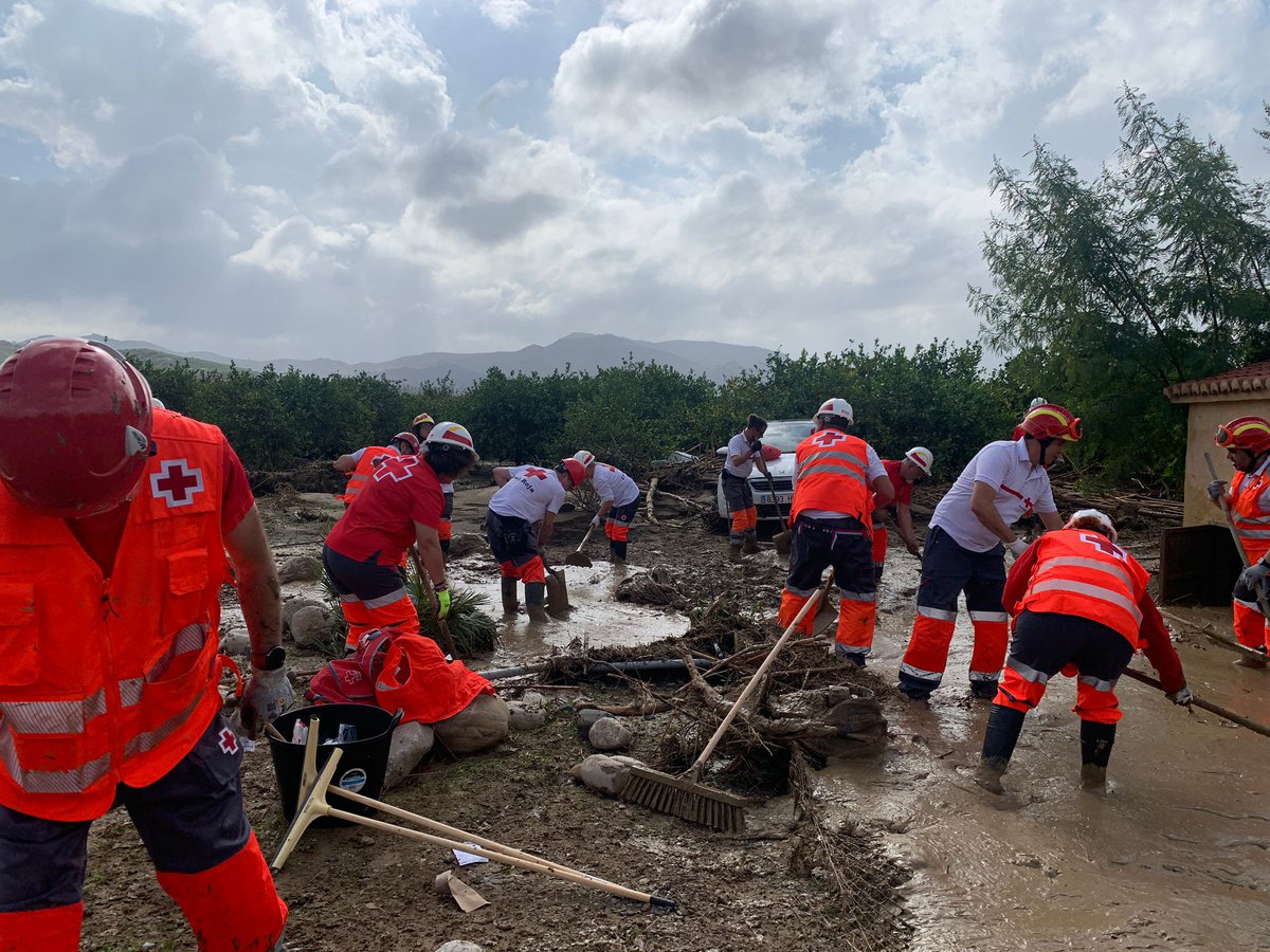 CruzRojaEsp's tweet photo. #DanaAndalucia: Nuestros equipos de Respuesta Básica en Emergencias (ERBE) de @CREMalaga siguen ayudando a familias de Álora (Málaga) en tareas de adecuación de viviendas. https://t.co/CuEKhBPEvp