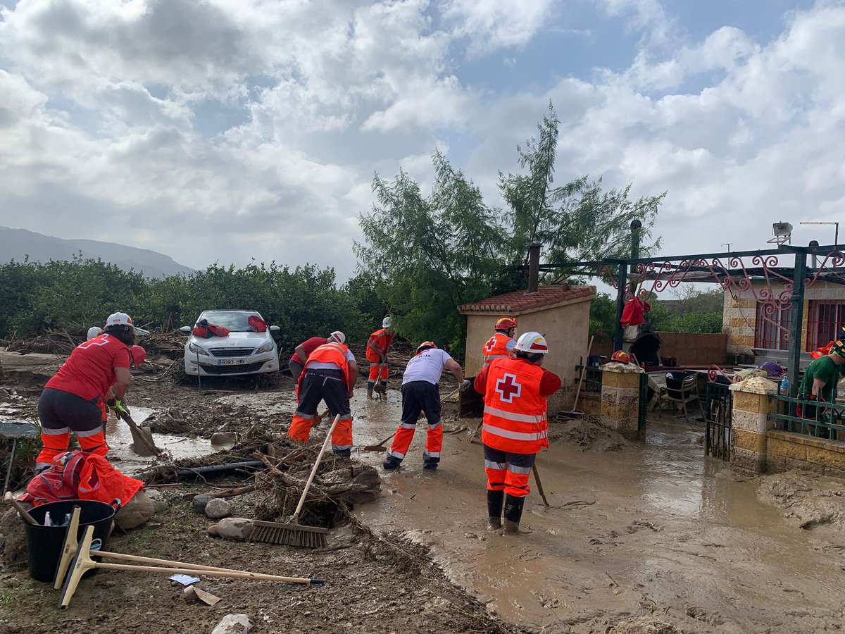 CruzRojaEsp's tweet photo. #DanaAndalucia: Nuestros equipos de Respuesta Básica en Emergencias (ERBE) de @CREMalaga siguen ayudando a familias de Álora (Málaga) en tareas de adecuación de viviendas. https://t.co/CuEKhBPEvp