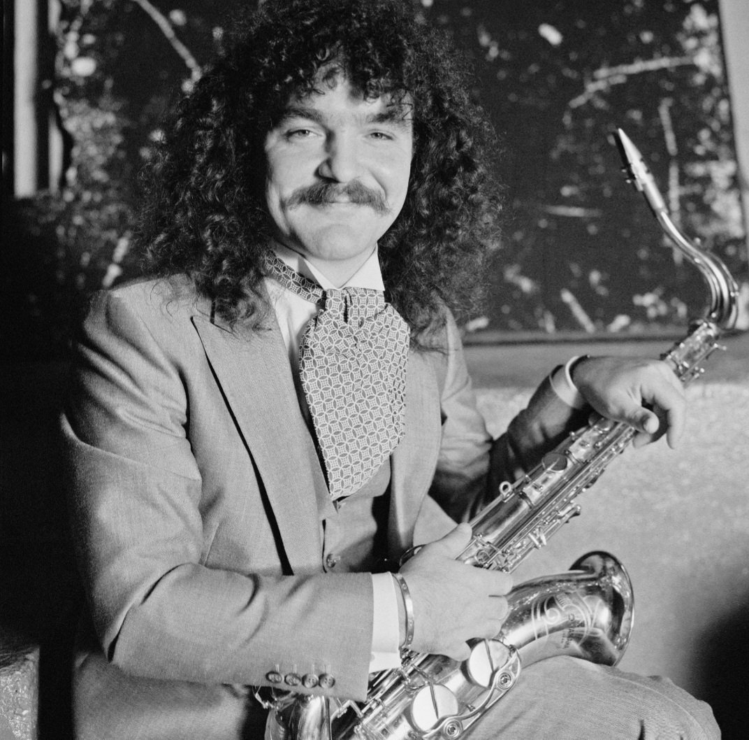 QueenCityJamz's tweet photo. OF COURSE this is what the mfer looks like who played the famous sax break on Gerry Rafferty's "Baker Street". Raphael Ravenscroft Got DAM. https://t.co/Jnjstjc4zp