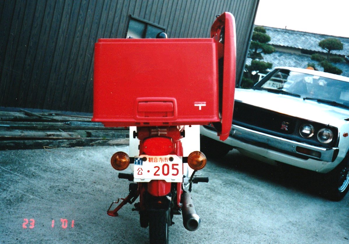 takase_daibo's tweet image. 約25年前に観音寺郵便局🏣アルバイトで乗っていたホンダスーパーカブMD50とヤマハメイトV50（のはず😁）

①実家のGT-R仕様スカイラインケンメリ🚗と
②民宿青空屋🏨になった叔父の元家で🏚️
③ 実家🏠️

#郵便局 #md50 #v50 #スーパーカブ #メイト #ホンダ #ヤマハ #スカイライン #ケンメリ #観音寺市