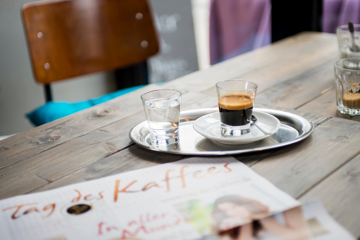lmmagazin's tweet photo. In der aktuellen Folge des Podcasts „ErnährungPlus – der #FoodCast“ des @lmverband ist Holger Preibisch, vom Deutschen Kaffeeverband ☕️ zu Gast. Hier gibt es die spannendsten Infos rund um das koffeinhaltige Heißgetränk zum Nachlesen 👇
https://t.co/pGaieJ3PW9
#Kaffee https://t.co/ZpOhLFcEwd