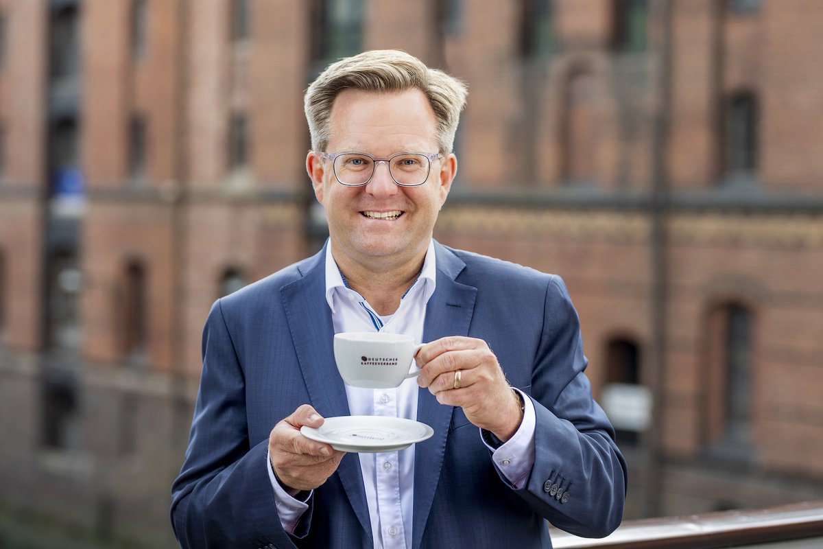 lmmagazin's tweet photo. In der aktuellen Folge des Podcasts „ErnährungPlus – der #FoodCast“ des @lmverband ist Holger Preibisch, vom Deutschen Kaffeeverband ☕️ zu Gast. Hier gibt es die spannendsten Infos rund um das koffeinhaltige Heißgetränk zum Nachlesen 👇
https://t.co/pGaieJ3PW9
#Kaffee https://t.co/ZpOhLFcEwd