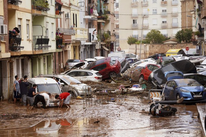 ElaFerris's tweet photo. La tragedia que viven en  Valencia, España, a los venezolanos nos revive la tragedia de Vargas, pero con una diferencia abismal: el gobierno español esta volcado a solucionar la tragedia, dando asistencia, recibiendo apoyo internacional y de sus ciudadanos. Ya veremos lo pronto que se recuperarán.
