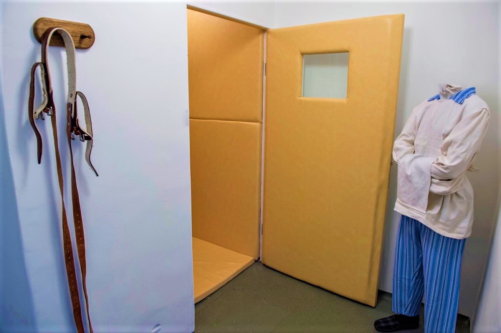 Da wäre ich gerne… Gut in Gummi verpackt… gefesselt… geknebelt… ausgeliefert…