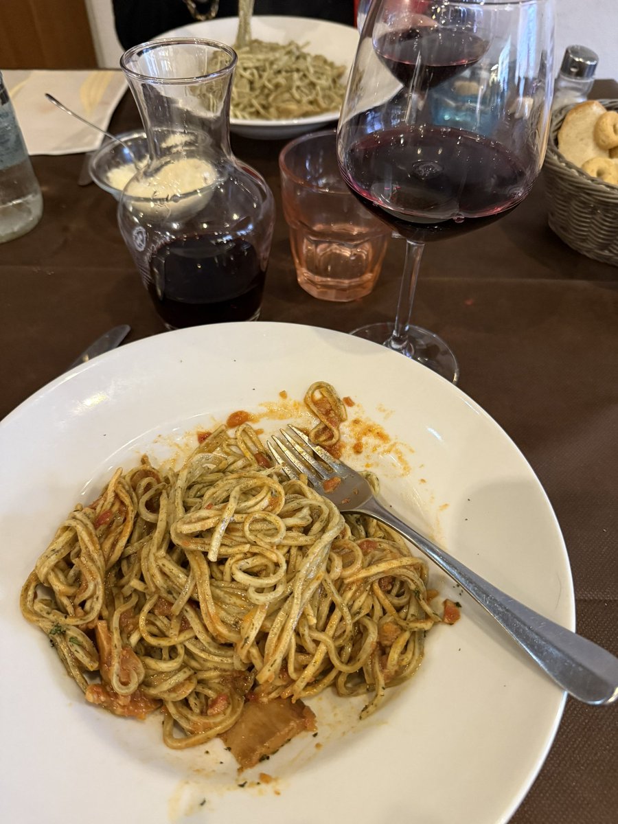 paolopasquale's tweet photo. #Funghi in tutte le declinazioni:
✔️ Insalata di #porcini
✔️ Taglierini ai funghi
✔️ Funghi fritti
Il tutto innaffiato da un meraviglioso #vinodellacasa , un #Barbera @vinchiovaglio : siamo al top 🍄🟫 🍷
#mushrooms #localfood #seasonalfood #iolanda #vino #wine #foodporn https://t.co/tgMFRymEbS