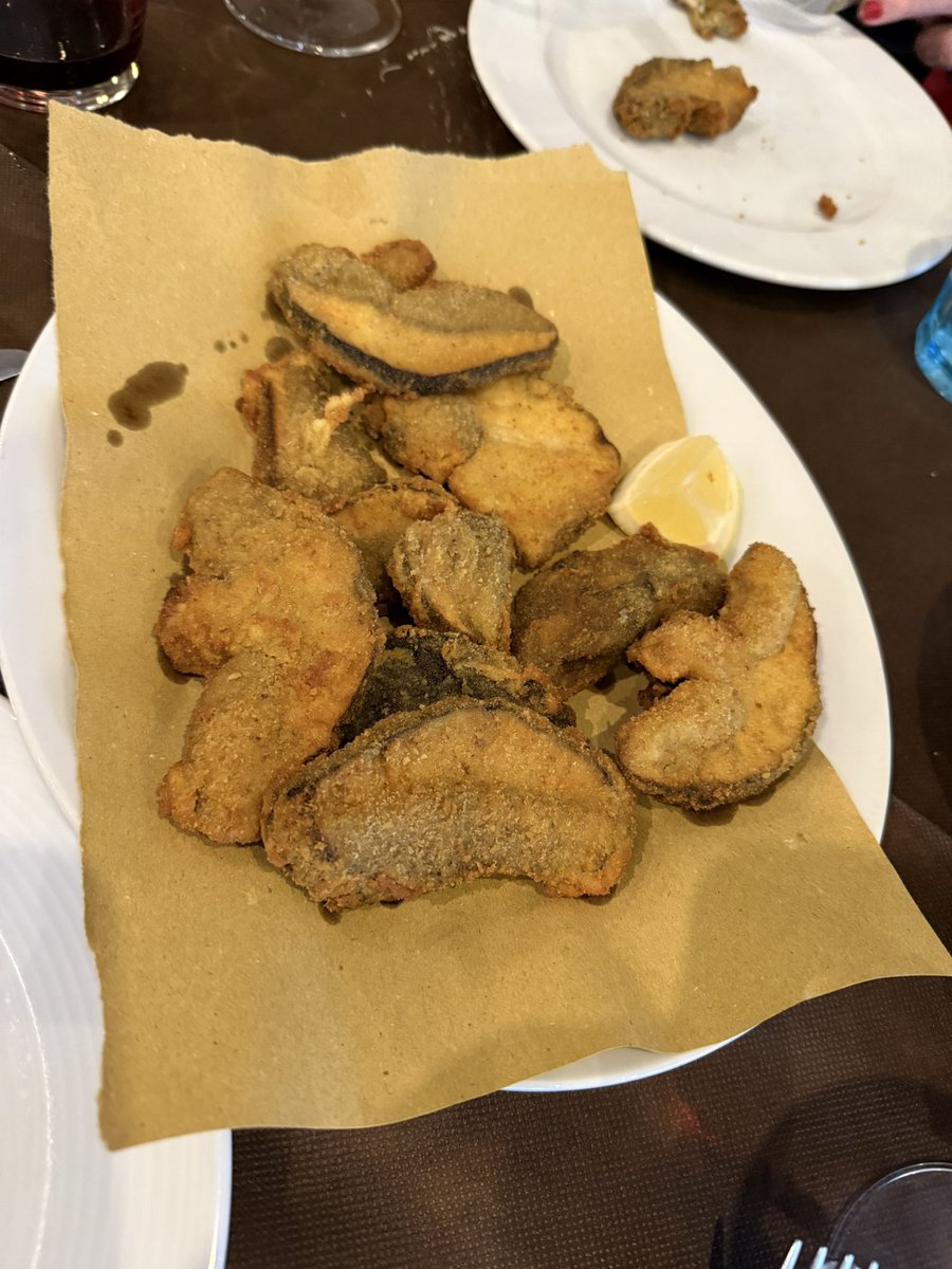 paolopasquale's tweet photo. #Funghi in tutte le declinazioni:
✔️ Insalata di #porcini
✔️ Taglierini ai funghi
✔️ Funghi fritti
Il tutto innaffiato da un meraviglioso #vinodellacasa , un #Barbera @vinchiovaglio : siamo al top 🍄🟫 🍷
#mushrooms #localfood #seasonalfood #iolanda #vino #wine #foodporn https://t.co/tgMFRymEbS