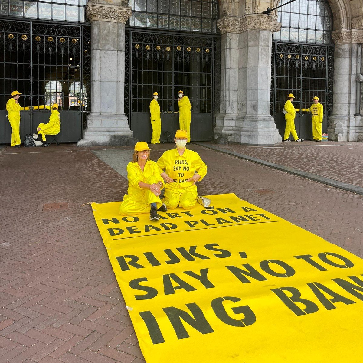 Morgen, tijdens de museumnacht, zouden onze rebellen actievoeren in het Rijksmuseum om een direct einde te eisen aan de sponsorrelatie met ING. In reactie daarop heeft het Rijks besloten dicht te blijven. Het museum beweert dat dit noodzakelijk is vanwege ‘bedreiging’. [1/4]