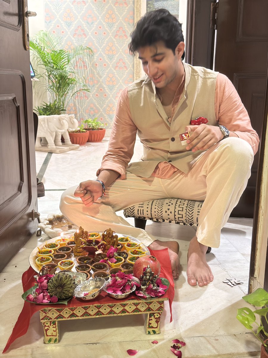 मां लक्ष्मी का साथ हो, मन में विश्वास हो,
दिल में शुद्धता और पूजा के समय भगवान के आशीर्वाद की आस हो,दिवाली का यह त्योहार आपके लिए मंगलमय हो।
#diwalispecial #diwali2024 #diwalicelebration #diwalivibes