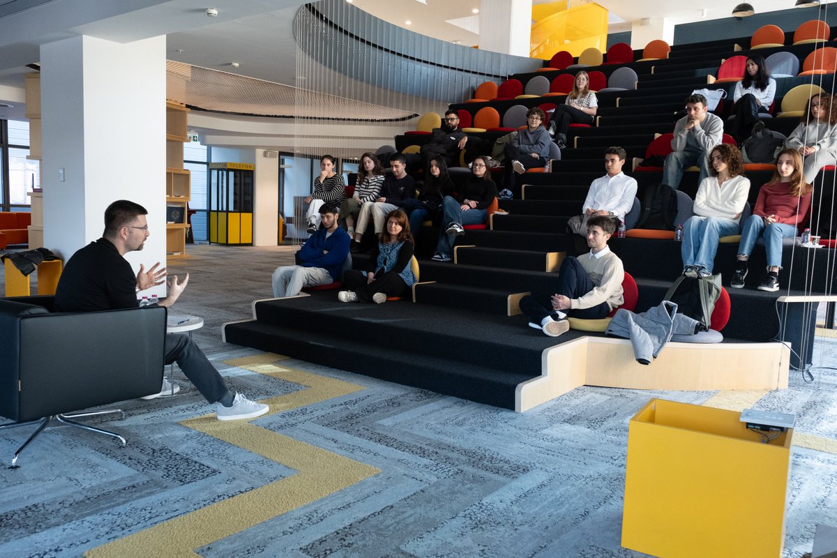 Bu hafta Marmara Üniversitesi öğrencileriyle Tea&amp;Talks etkinliğinde bir araya geldik. Yemeksepeti Park’ta ağırladığımız Management Club üyeleriyle samimi ve keyifli bir sohbet gerçekleştirdik. Gençlerin enerjisi ve merakı beni bir kez daha okul yıllarıma geri götürdü.