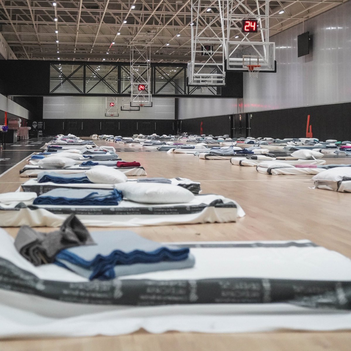 🧡 Por fortuna, <a href="/lalqueriavbc/">L'Alqueria del VBC</a> se va vaciando de personas necesitadas de acogimiento, ya que muchas de ellas van volviendo a sus hogares.

Seguimos sin necesitar víveres, es mejor llevarlos a los puntos habilitados para ser mucho más efectivos.

Mucho ánimo y a tod@s y sigamos